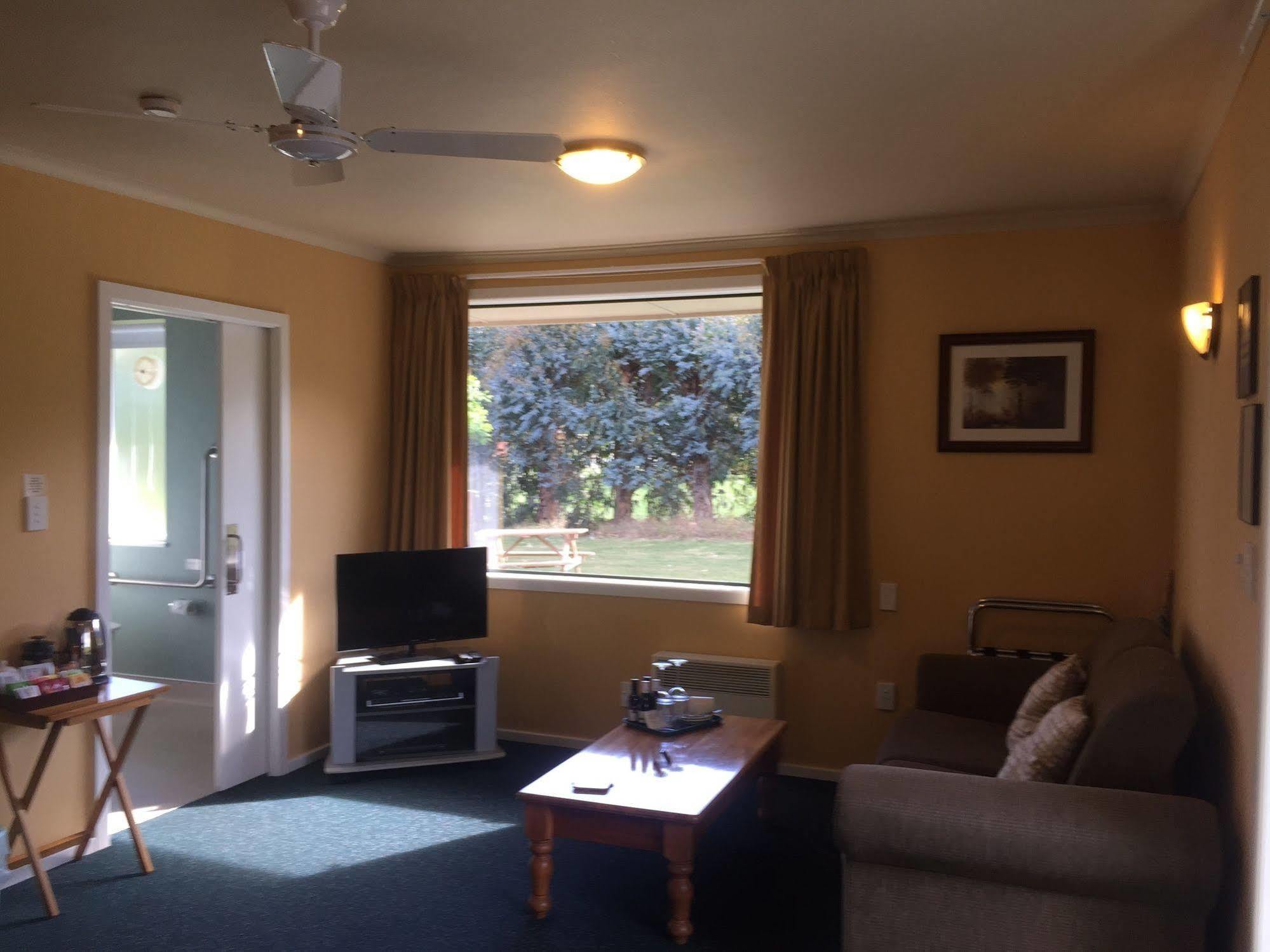 Lake Roxburgh Lodge Bagian luar foto