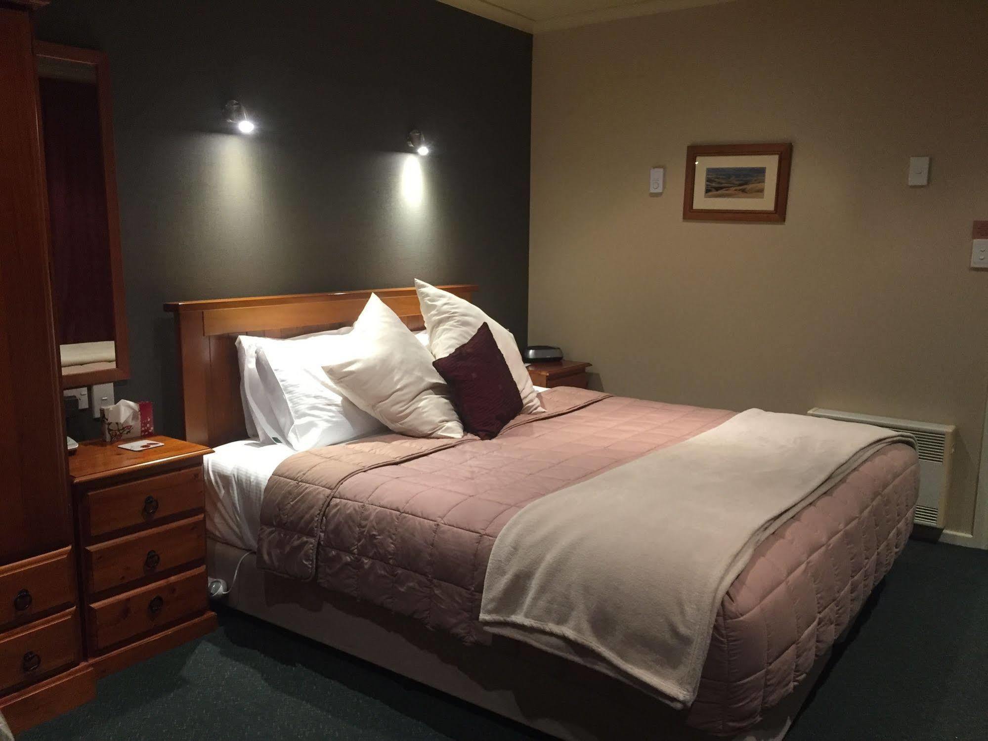 Lake Roxburgh Lodge Bagian luar foto
