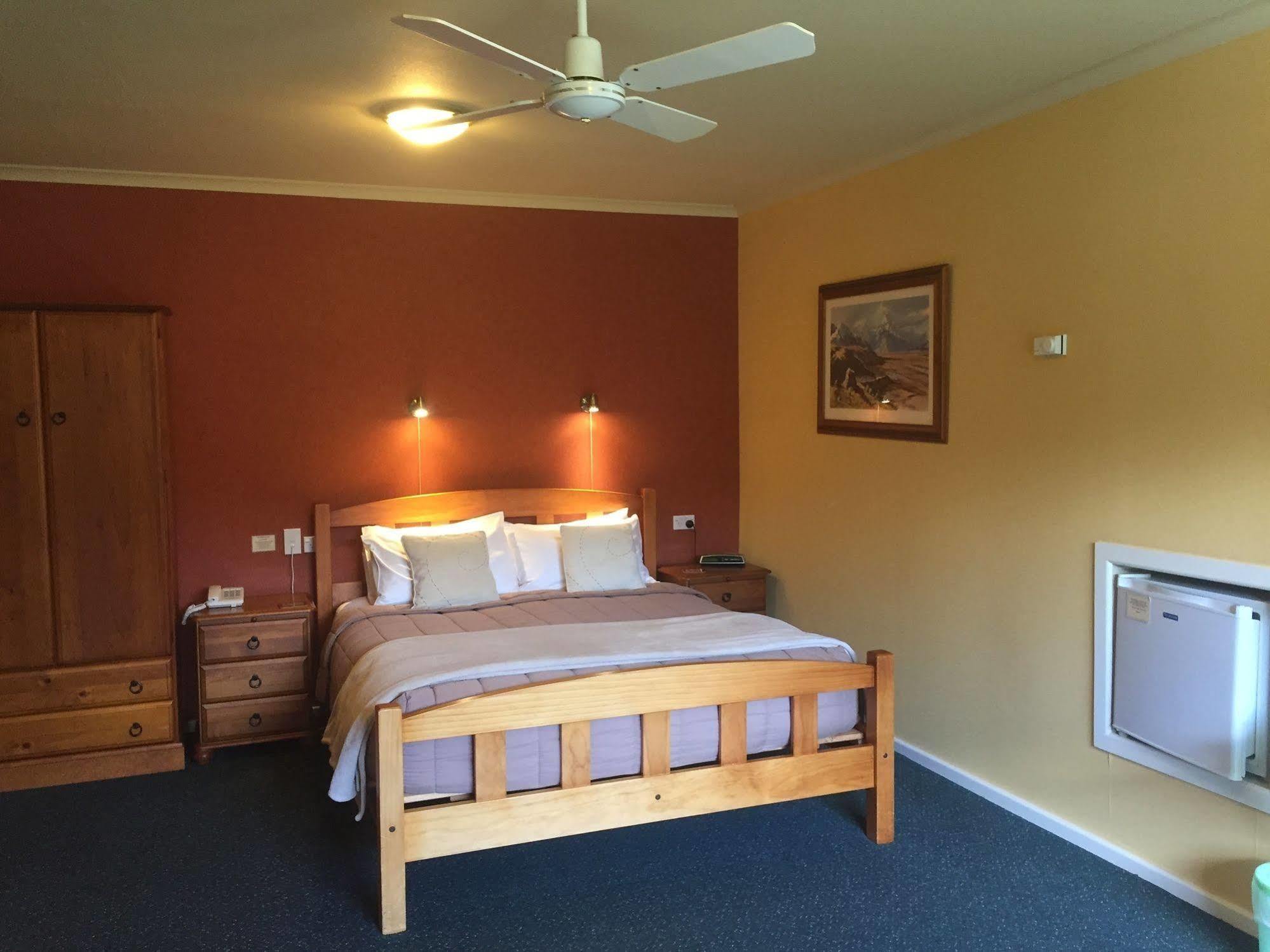 Lake Roxburgh Lodge Bagian luar foto