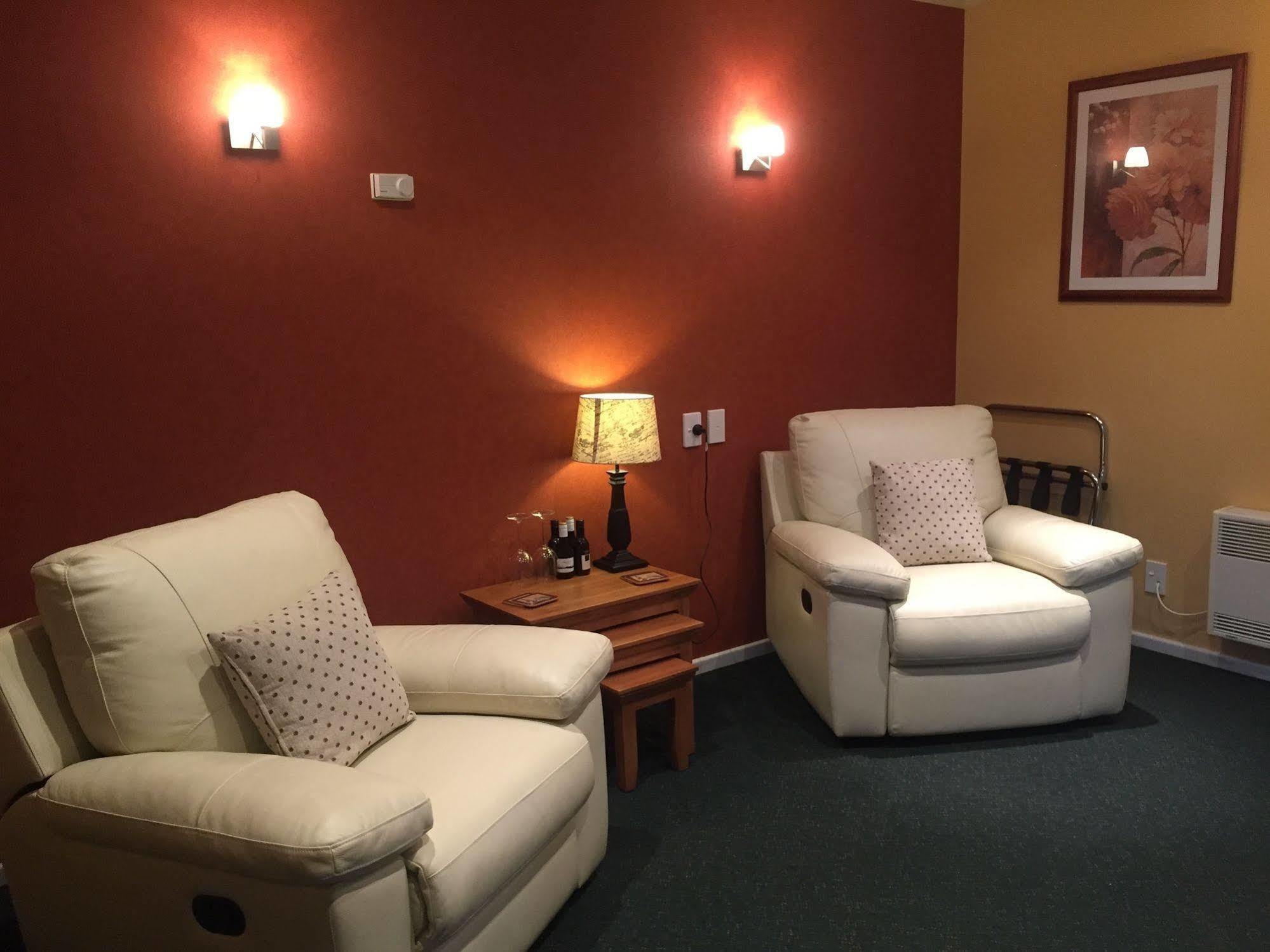 Lake Roxburgh Lodge Bagian luar foto