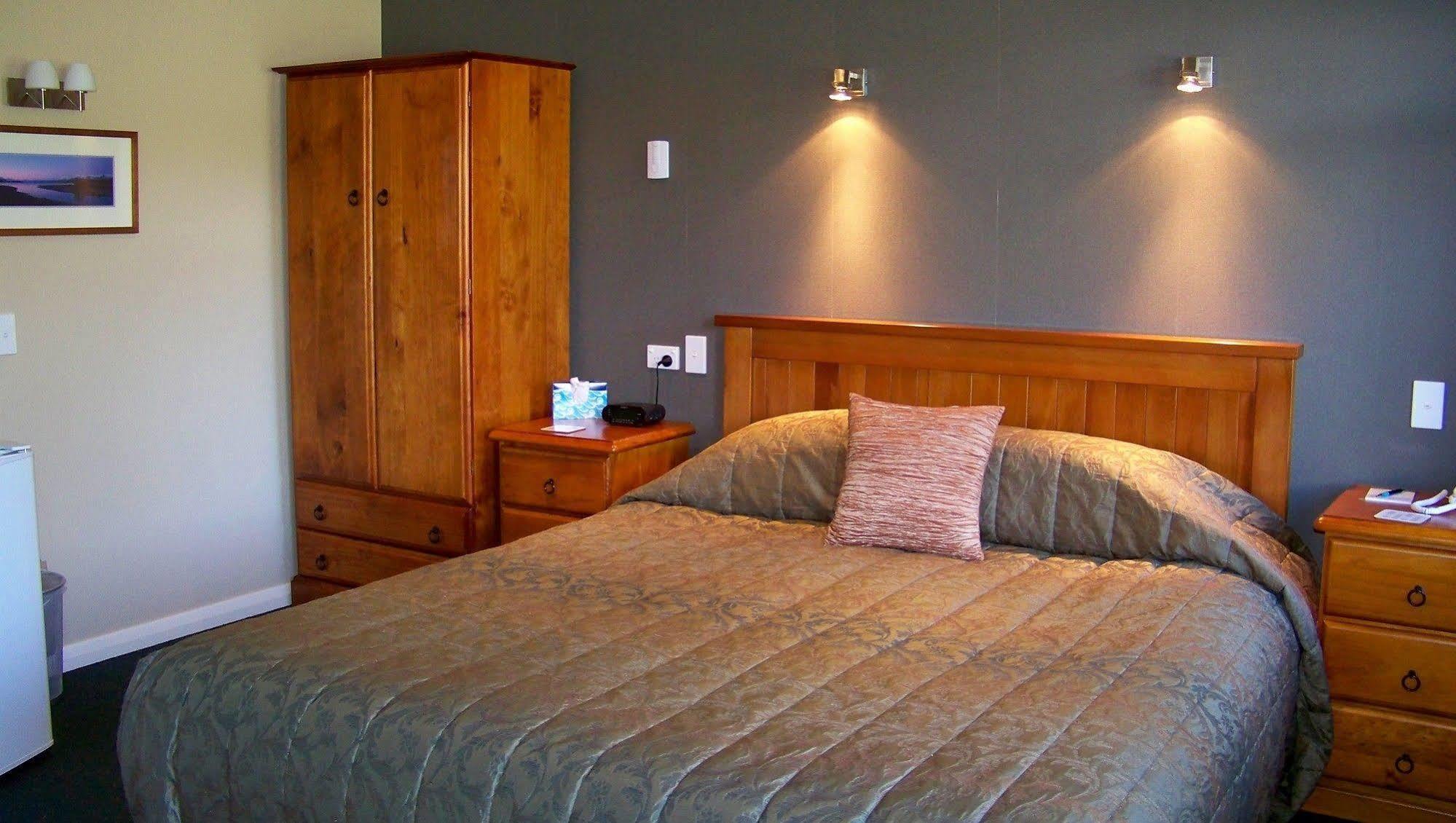 Lake Roxburgh Lodge Bagian luar foto